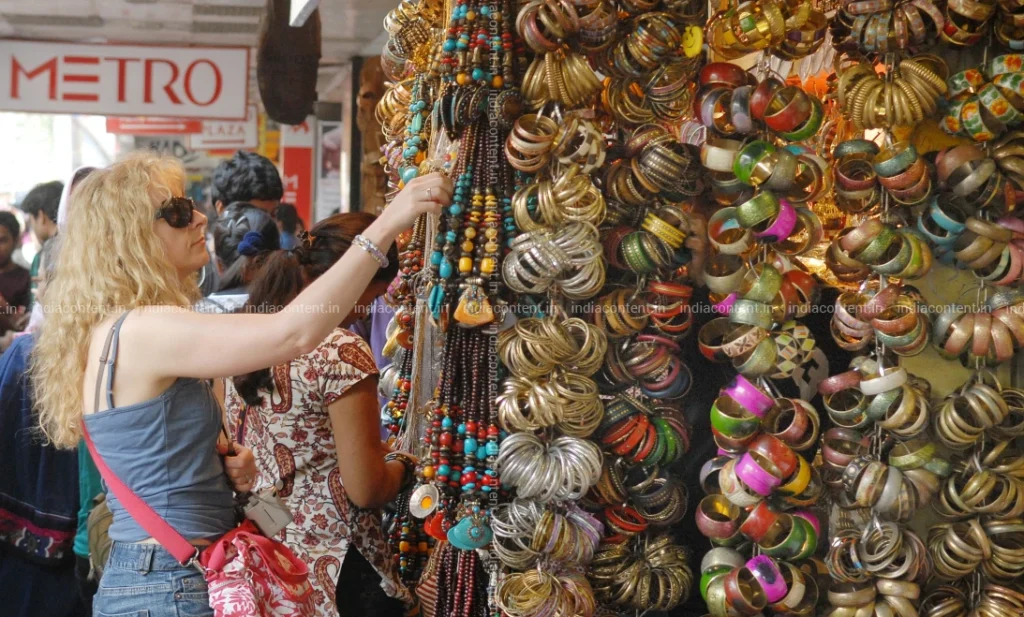 Top 15 Famous fashion Street shopping Place in Mumbai
